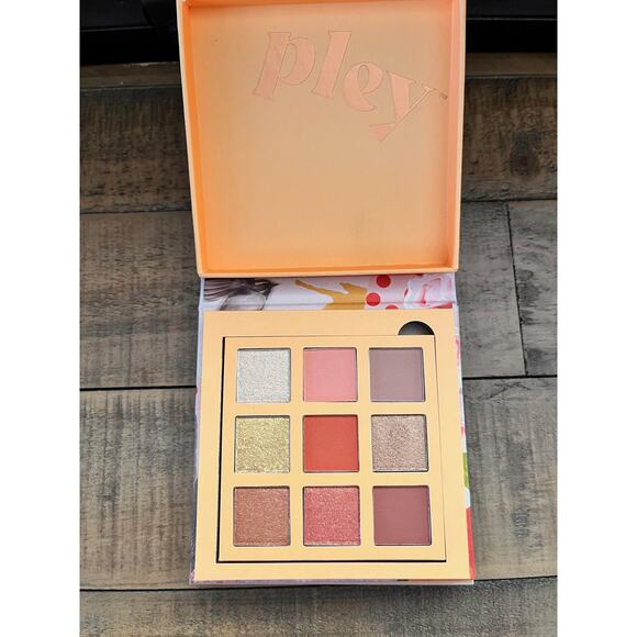 Pley Beauty Golden Girl Eyeshadow Palette 9 Shades Vegan Cruelty Free New in Box - Picture 1 of 4
